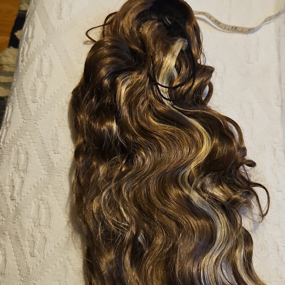Luxurious Brown and Blonde Wavy Hair Ponytail Extensions 25 Inches Long - Picture 4 of 4